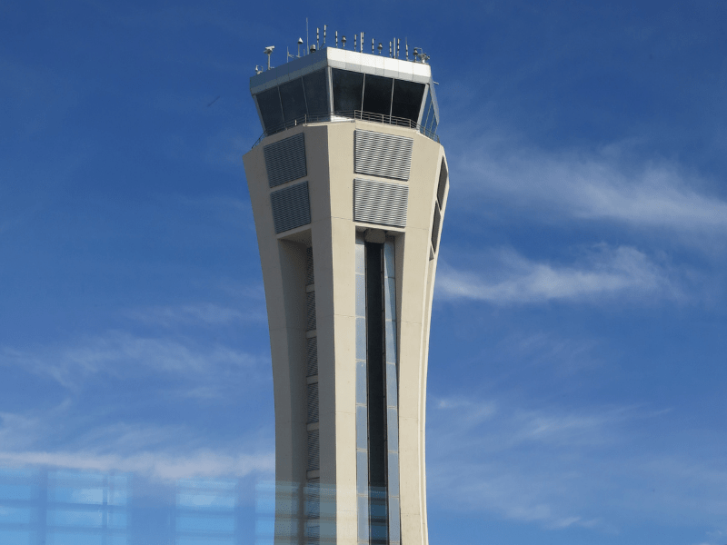 Torre de control del aeropuerto de Málaga, uno de los principales aeropuertos andaluces